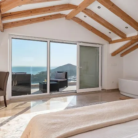 Unique Royal With Panoramic Swimming Pool