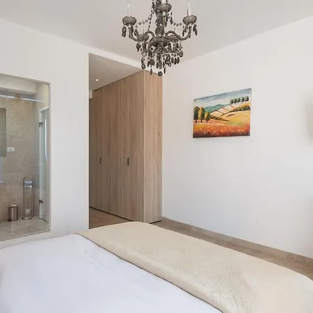 Unique Royal With Panoramic Swimming Pool *